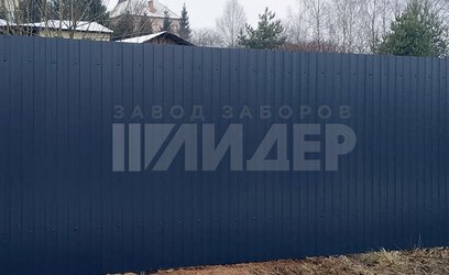 Темно-серый забор из профнастила для загородного участка ПН-229 - фото 1