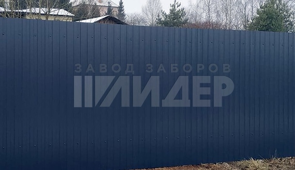 Темно-серый забор из профнастила для загородного участка ПН-229