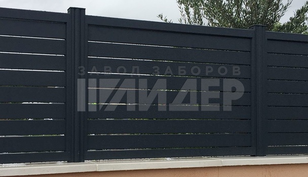 Черный забор из ДПК на монолитном фундаменте ДК-104