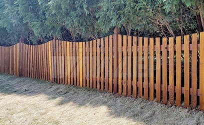 Деревянный забор с фигурными столбами и штакетником ДШ-109 - фото 1