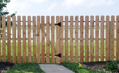 Минималистичный забор из штакетника для частного дома ДШ-117 - фото 1