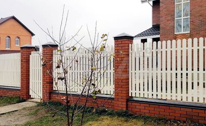 Белый забор из штакетника на кирпичном основании ДШ-127 - фото 2