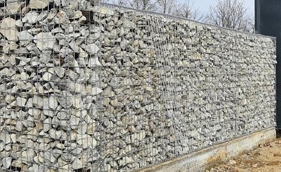 Высокий забор из габионов на бетонном фундаменте ГБ-134 - фото 1