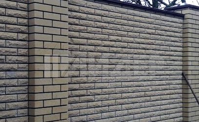 Высокий кирпичный забор на фундаменте из бетона КП-109 - фото 1