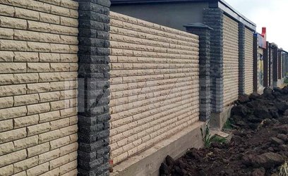 Забор из декоративного кирпича на бетонном фундаменте КП-117 - фото 1