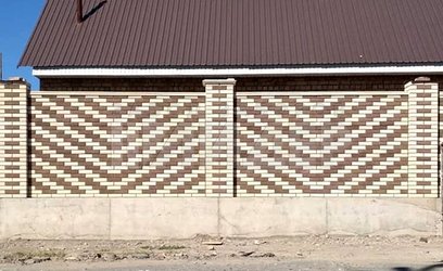 Кирпичный забор с узором на монолитном фундаменте КП-120 - фото 1