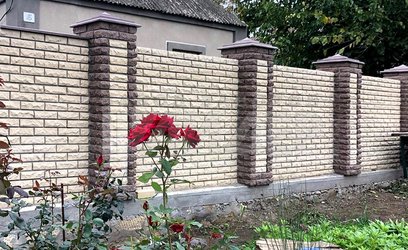 Забор из кирпича для территории жилого дома КП-122 - фото 1