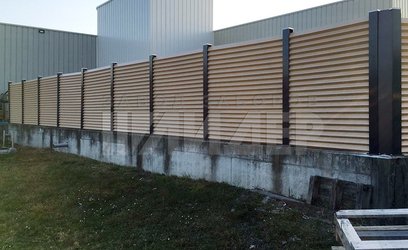 Бежевый забор жалюзи Стандарт на высоком фундаменте ЖЗ-156 - фото 2