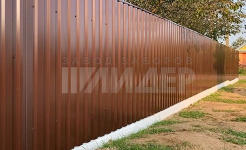 коричневый сплошной забор из профнастила на ленточном фундаменте