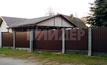 коричневый забор из профнастила с бетонными столбами в деревне