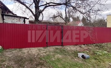 невысокий красный забор с калиткой из профнастила
