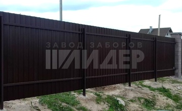простой темный забор из профнастила на винтовых сваях