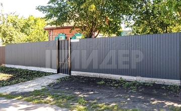 серый сплошной забор из профнастила на бетонном фундаменте