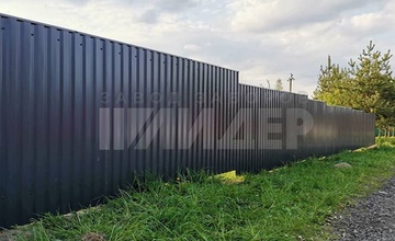 серый забор из профнастила на участке с небольшим перепадом высот