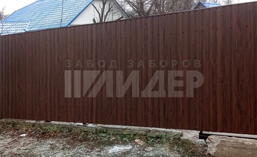 сплошной забор из профнастила с текстурой под дуб