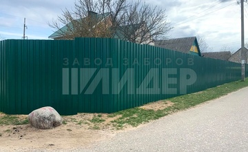 зеленый забор из металлопрофиля вокруг участка загородного дома