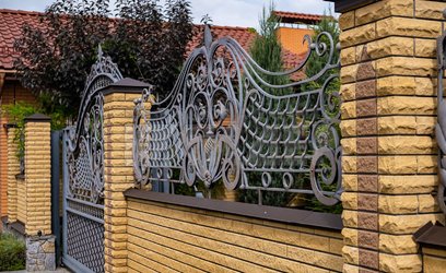 Кованый забор для коттеджа на основании из камня КВ-121 - фото 1