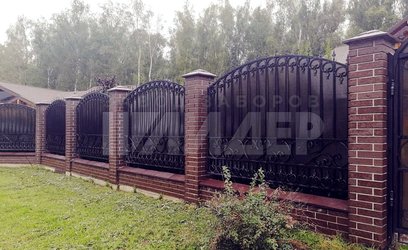 Глухой кованый забор с основанием из кирпича КВ-122 - фото 1