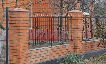 Забор с элементами ковки для частного дома КВ-125 - фото 1