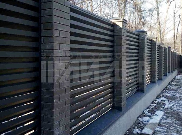 Темный забор из металлических ламелей ЖЗ-190