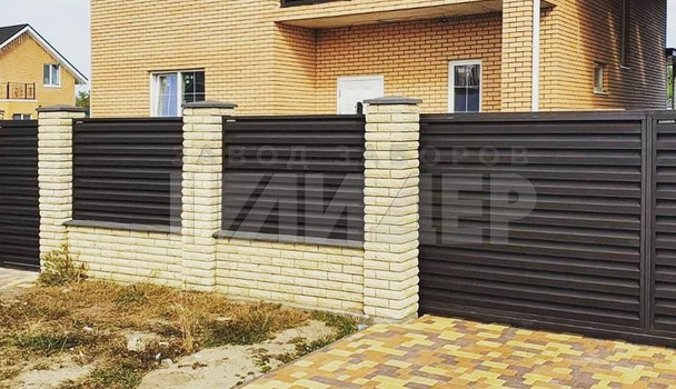 Забор жалюзи с красивыми кирпичными столбами ЖЗ-212 - фото 3