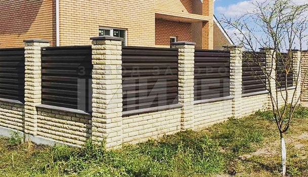 Забор жалюзи с красивыми кирпичными столбами ЖЗ-212 - фото 4