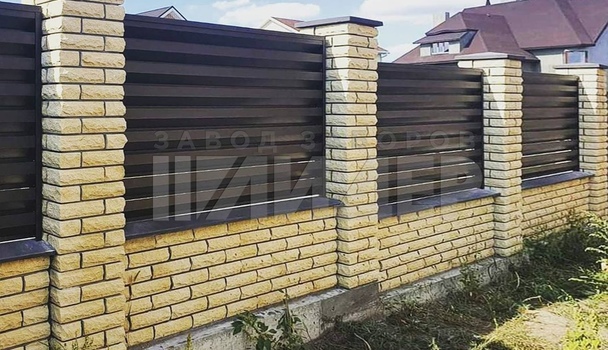 Забор жалюзи с красивыми кирпичными столбами ЖЗ-212