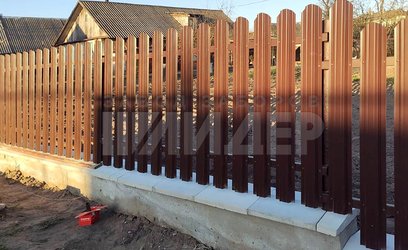 Полутораметровый забор из евроштакетника в деревне ЕШ-101 - фото 1