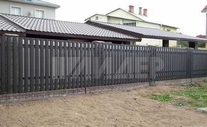 Серое заборное ограждение из штакетника в СНТ ЕШ-111 - фото 1