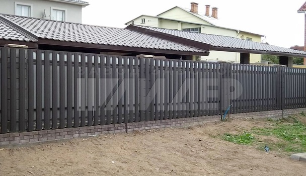 Серое заборное ограждение из штакетника в СНТ ЕШ-111
