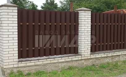 Новый штакетный забор с кирпичными столбами ЕШ-112 - фото 1