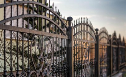Кованый забор полукругом для загородного дома КВ-126 - фото 1