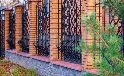 Кованый забор с оранжевыми колоннами из кирпича КВ-128 - фото 1