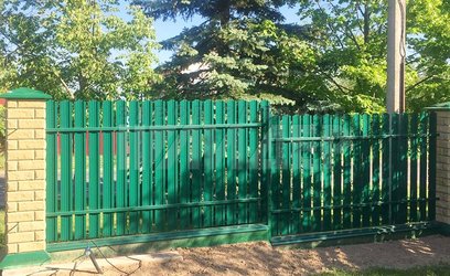 Современный зеленый забор из евроштакетника с уклоном ЕШ-121 - фото 2