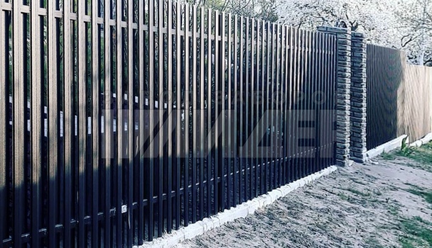 Черный забор из из металлического штакетника в деревне ЕШ-124