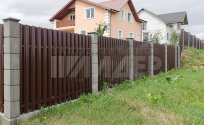 Фасадный забор из евроштакетника в частном секторе ЕШ-129 - фото 1