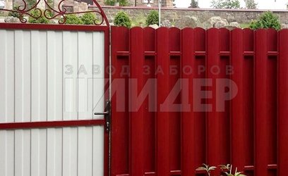 Красный забор из металлического штакетника с калиткой ЕШ-158 - фото 2