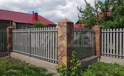 Односторонний темно-красный забор из евроштакетника ЕШ-169 - фото 2