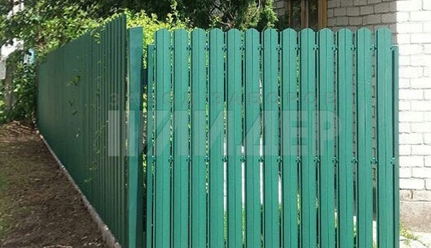 Зеленый забор из штакетника для загородного дома ЕШ-172 - фото 2