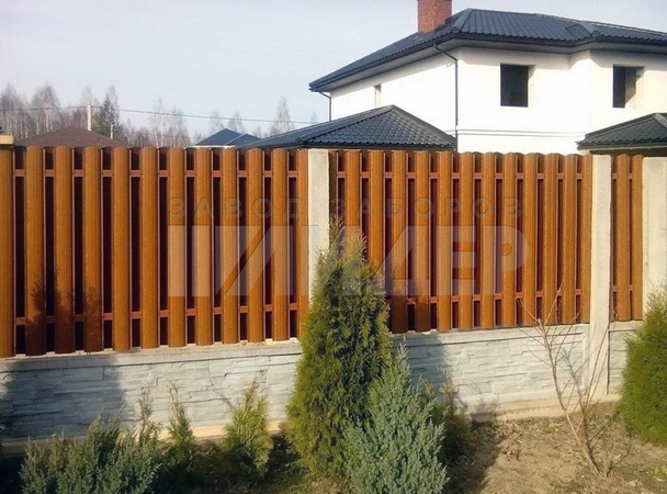 Красивый забор с бетонными плитами и штакетником ЕШ-173