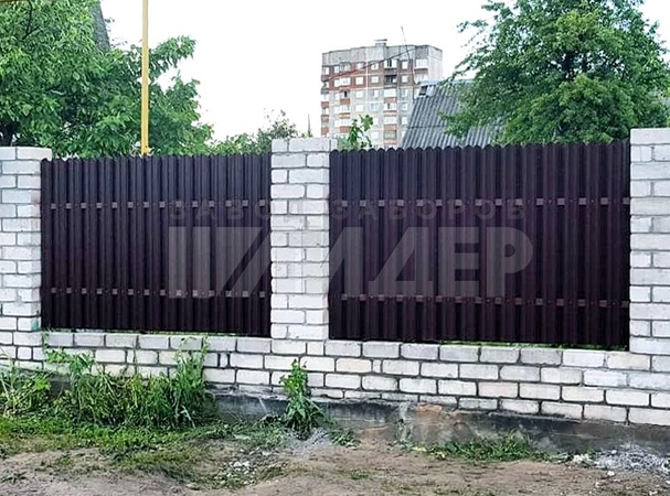 Ограждение из темного штакетника с белыми столбами ЕШ-174