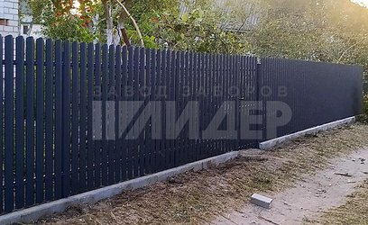 Стильный забор из штакетника для территории жилого дома ЕШ-180 - фото 1