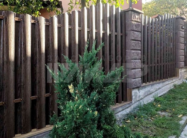 Забор под уклоном из штакетника в частном секторе ЕШ-189