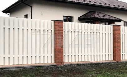 Стильный белый забор с кирпичными столбами ЕШ-198 - фото 1