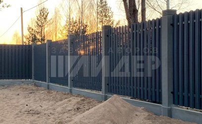 Забор графитового цвета из штакетника ЕШ-203 - фото 1