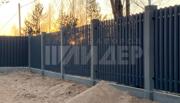 Забор графитового цвета из штакетника ЕШ-203