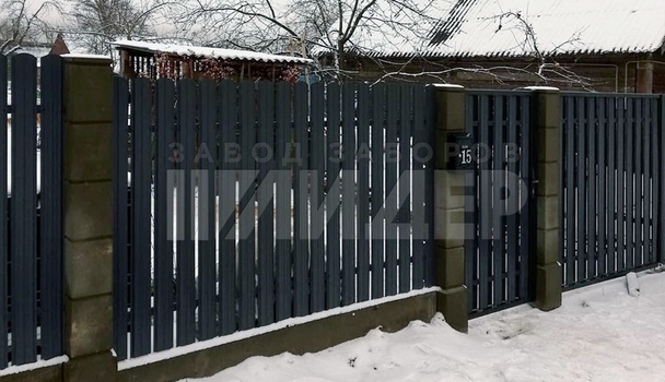 Темный фасадный забор на неровном участке ЕШ-206 - фото 2