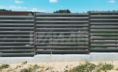 Современный забор из евроштакетника для дома ЕШ-218 - фото 1