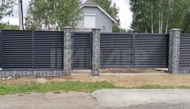 Темно-серый забор жалюзи на бетонном фундаменте ЖЗ-222 - фото 3