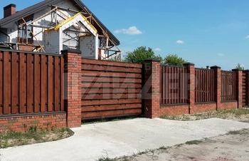 деревянный забор шахматка с кирпичными столбами и основаниями